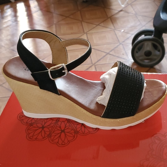 Shoes - Picture 2 of 7